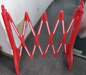 Barrera expandible de plástico 