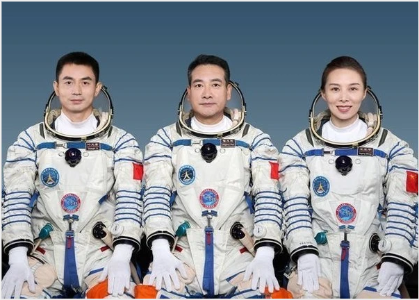 Trio de viaje espacial: ¡bienvenido hogar!